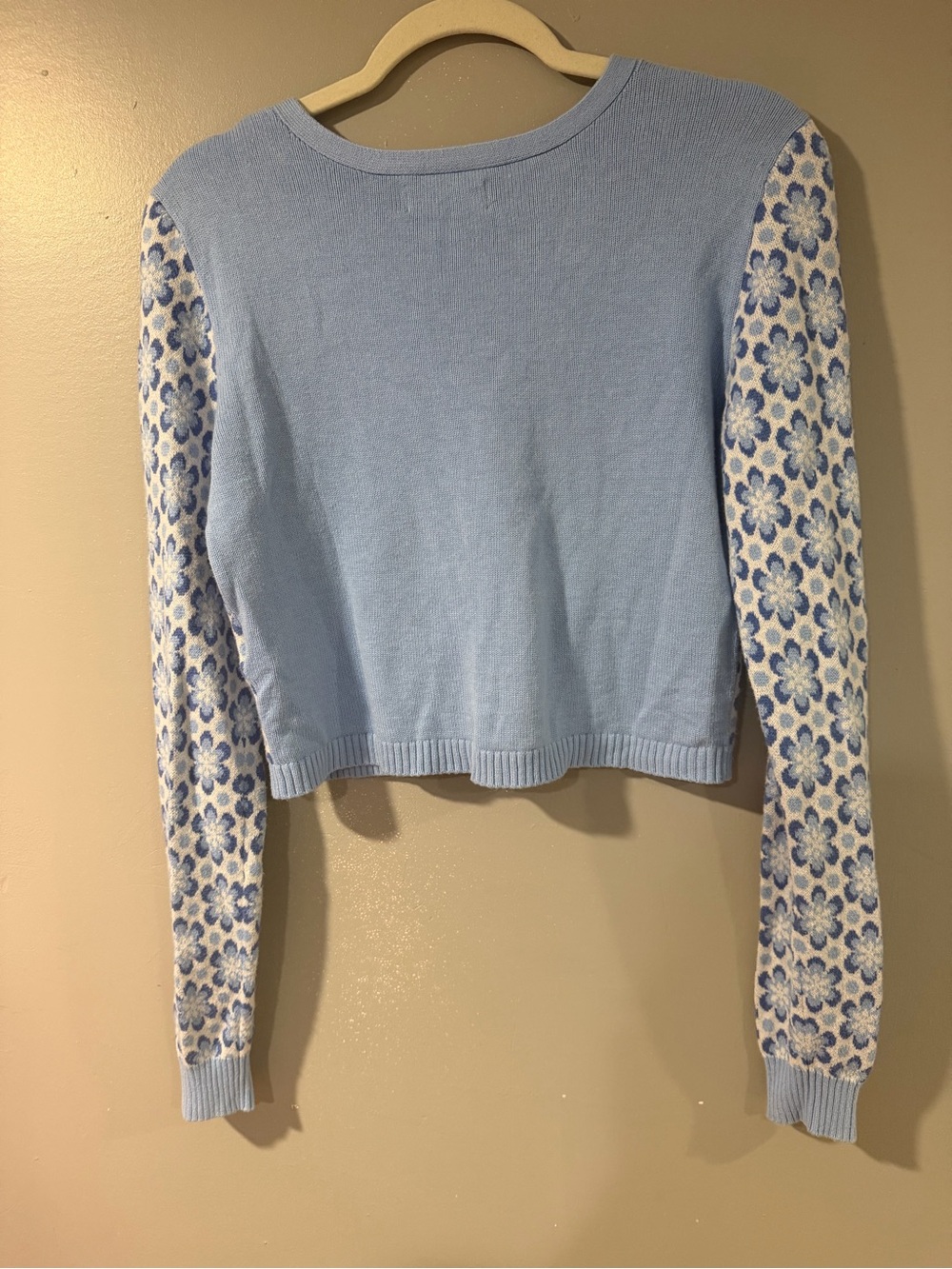 Hollister Blue & White Floral V-Neck Button Cardigan Sweater - Picture 4 of 5